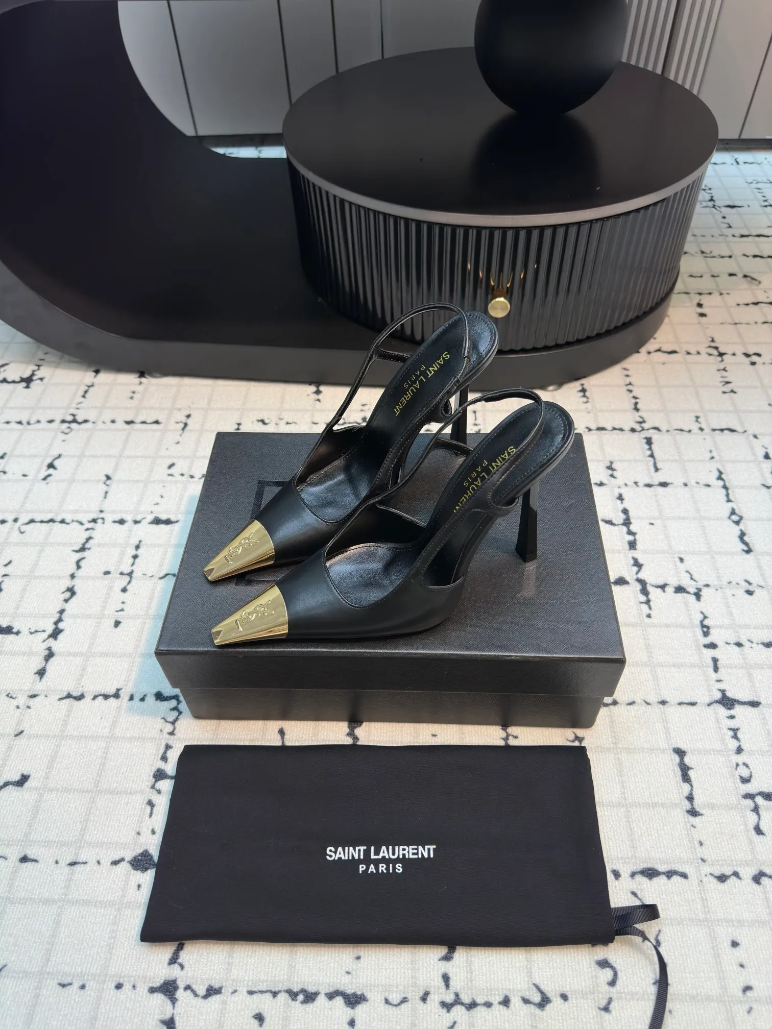 👟👟Ex-factory price 560👟👟 laurent 2025 spring and summer new YSL small gold-toed high heels, very stable on the foot, super heeling, feel free to buy! The heel is custom-made from a new mold. It is an exclusive heel. The height is the same as the original one to distinguish various incorrect versions! High-end sexy, ysl still understands women best❤️ Upper: Silk Lining: Sheepskin Sole: Italian genuine leather outsole Size: 35/40 (40 is custom-made and cannot be returned or exchanged)